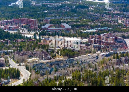 Downtown Breckenridge, Colorado im Winter während des Tages mit den Bergen im Hintergrund Stockfoto