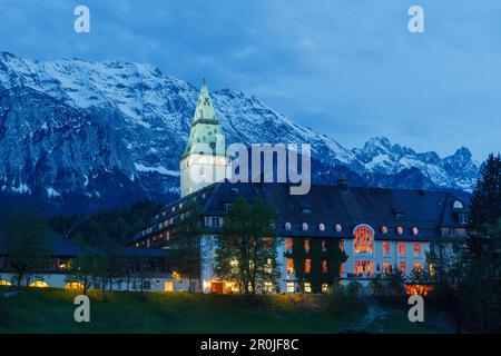 Schloss Elmau in der Nähe von Klais, Wetterstein, Frühling, Mittenwald, Werdenfelser Land, Bayerische Alpen, Oberbayern, Bayern, Deutschland, Eu Stockfoto