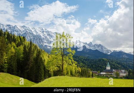 Schloss Elmau in der Nähe von Klais, Wetterstein, Frühling, Mittenwald, Werdenfelser Land, Bayerische Alpen, Oberbayern, Bayern, Deutschland, Eu Stockfoto