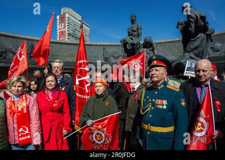 Sankt Petersburg, Russland. 08. Mai 2023. Aktivisten der Kommunistischen Partei Russlands (KPRF) posieren für ein Gruppenfoto am Denkmal nach der Blumenlegezeremonie. Eine feierliche und Gedenkzeremonie mit Kränzen und Blumen am Denkmal für die heldenhaften Verteidiger von Leningrad am Siegesplatz in Sankt Petersburg, gewidmet dem 78. Jahrestag des vollständigen und endgültigen Sieges Russlands im Großen Patriotischen Krieg über Nazideutschland. Der Siegesfeiertag wird in vielen Städten des Landes gefeiert, die wichtigsten sind St. Petersburg und Moskau. Kredit: SOPA Images Limited/Alamy Live News Stockfoto