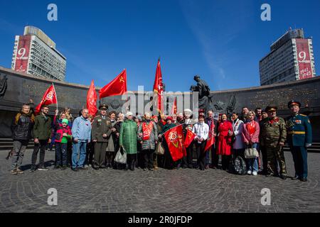 Sankt Petersburg, Russland. 08. Mai 2023. Aktivisten der Kommunistischen Partei Russlands (KPRF) posieren für ein Gruppenfoto am Denkmal nach der Blumenlegezeremonie. Eine feierliche und Gedenkzeremonie mit Kränzen und Blumen am Denkmal für die heldenhaften Verteidiger von Leningrad am Siegesplatz in Sankt Petersburg, gewidmet dem 78. Jahrestag des vollständigen und endgültigen Sieges Russlands im Großen Patriotischen Krieg über Nazideutschland. Der Siegesfeiertag wird in vielen Städten des Landes gefeiert, die wichtigsten sind St. Petersburg und Moskau. Kredit: SOPA Images Limited/Alamy Live News Stockfoto