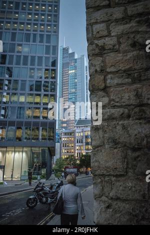 Frau, die zwischen Wolkenkratzern des Londoner Finanzviertels, City of London, England, Großbritannien, Europa, spaziert Stockfoto