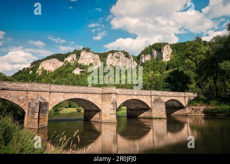 Blick auf die Donau, Steinbrücke und felsige Landschaft im Naturpark Obere Donau, Sigmaringen, Tuttlingen, Zollernalb, Biberach, Schwäbischer Alb Stockfoto