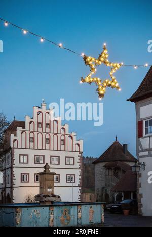 Blick auf den Brunnen und die Burg mit weihnachtsstern, Vellberg, Schwaebischer Saal, Baden-Württemberg, Deutschland Stockfoto