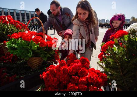 Teilnehmer der Zeremonie, die während des Blumenlagens am Denkmal zu Ehren der Opfer des Zweiten Weltkriegs gesehen wurde Eine feierliche und Gedenkzeremonie mit Kränzen und Blumen am Denkmal für die heldenhaften Verteidiger von Leningrad am Siegesplatz in Sankt Petersburg, gewidmet dem 78. Jahrestag des vollständigen und endgültigen Sieges Russlands im Großen Patriotischen Krieg über Nazideutschland. Der Siegesfeiertag wird in vielen Städten des Landes gefeiert, die wichtigsten sind St. Petersburg und Moskau. (Foto: Artem Priakhin/SOPA Images/Sipa USA) Stockfoto