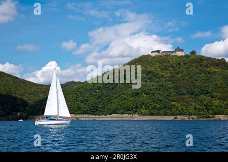 Segelboot auf dem Edersee in der Nähe von Schloss Waldeck, Edersee, Hessen, Deutschland, Europa Stockfoto