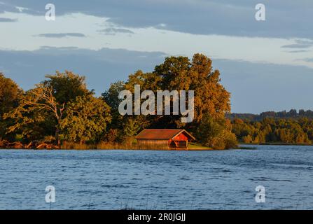 Staffelsee, Bootshaus auf Woerth Island bei Sonnenaufgang, Seehausen am Staffelssee, nahe Murnau, Blue Land, Bezirk Garmisch-Partenkirchen, Bayerische Alpen Stockfoto