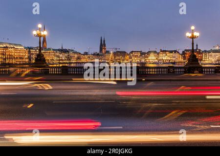 Blick von der Lombardsbrücke über die Binnenalster zum Jungfernstieg und Rathaus in der Abenddämmerung an Weihnachten, Hamburg Stockfoto