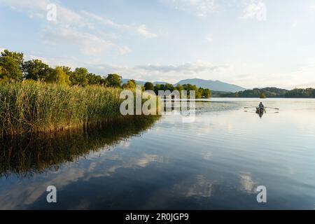 Ruderboot auf dem Staffelsee, Woerth Island, Seehausen am Staffelssee, nahe Murnau, Blue Land, Bezirk Garmisch-Partenkirchen, Bayerischer Alpenvorort Stockfoto