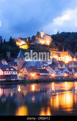 Altstadt mit Schloss Hirschhorn in der Dämmerung, Hirschhorn am Neckar, Hessen, Deutschland Stockfoto