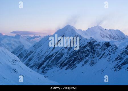 Die Gipfel von Il Madone und Campanile mit starken Winden, die den frischen Schnee über ihre Hügel wehen, Cristallina Region, Lepontinische Alpen, Kanton Tici Stockfoto