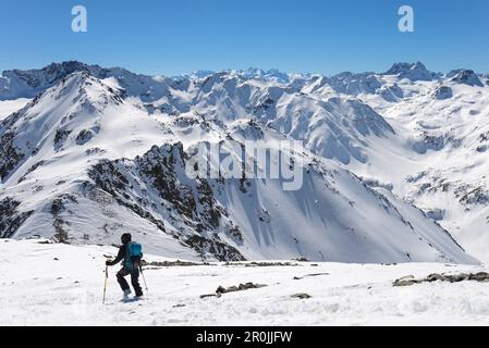 Frau, die vom Schwarzhorn absteigt (3147 m), in der Mitte des Bildes Piz Palue, Piz Bernina, Piz Kesch auf der rechten Seite, Grisons, Switze Stockfoto