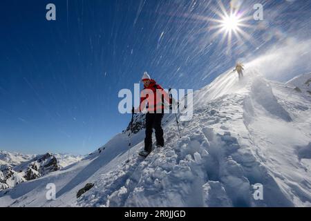 Bergsteiger über den nördlichen Kamm von Piz Sarsura (3178 m), Grisons, Schweiz, Europa Stockfoto