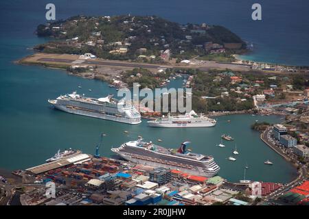 Luftaufnahme der Kreuzfahrtschiffe Carnival Victory (Carnival Cruise Lines), Allure of the Seas (Royal Caribbean International) und MS Deutschland (Reederei Stockfoto
