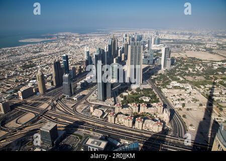 Blick über die Skyline von der Aussichtsplattform oben auf Ebene 124 des Burj Khalifa Tower, Dubai, Vereinigte Arabische Emirate Stockfoto