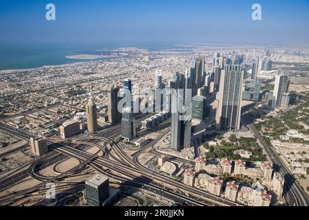 Blick über die Skyline von der Aussichtsplattform oben auf Ebene 124 des Burj Khalifa Tower, Dubai, Vereinigte Arabische Emirate Stockfoto