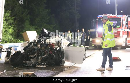 Nürnberg, Deutschland. 08. Mai 2023. Ein Experte untersucht ein beschädigtes Auto. Ein 21-jähriger Mann hat sein Auto in einen geparkten Lastwagenwagen in Nürnberg gestürzt und ist gestorben. Der junge Fahrer hatte die Spur am Ende des Frankenschnellwegs kurz vor einem Kreisverkehr mit vermutlich zu hoher Geschwindigkeit am späten Montagabend verlassen. 50 Euro Gebühr für: Gutschrift: Goppelt/vifogra/dpa/Alamy Live News Stockfoto