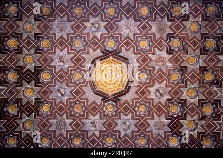 Mudejar-Fliesen mit maurischen geometrischen Mustern an den Wänden von Alcazar, Sevilla, Andalusien, Spanien Stockfoto