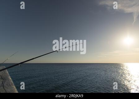 Angelruten am Dock des Pier in Wustrow, Fischland-Darß-Zingst, Mecklenburg-Vorpommern, Deutschland Stockfoto