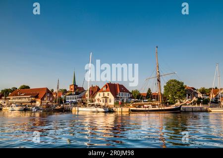 Marina mit traditionelle Segelboote, Neustadt, Ostsee, Schleswig-Holstein, Deutschland Stockfoto