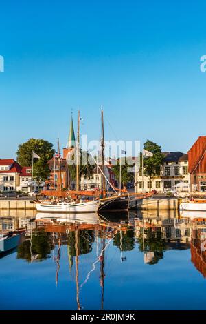 Marina mit traditionelle Segelboote, Neustadt, Ostsee, Schleswig-Holstein, Deutschland Stockfoto