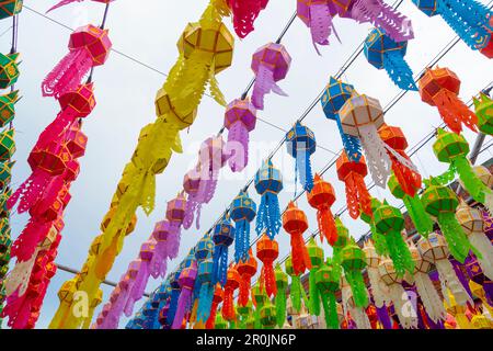 Schöne farbenfrohe Laternen im Yee Peng Lantern Festival im Wat Phra That Hariphunchai in Lamphun, Thailand. Stockfoto