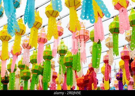 Wunderschöne bunte Laternen beim Yee Peng Lantern Festival im Wat Phra That Hariphunchai in Lamphun, Thailand Stockfoto