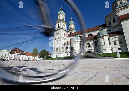 Junge Radfahrerin vor einer Kirche, St. Lorenz Basilika, Kempten, Bayern, Deutschland Stockfoto