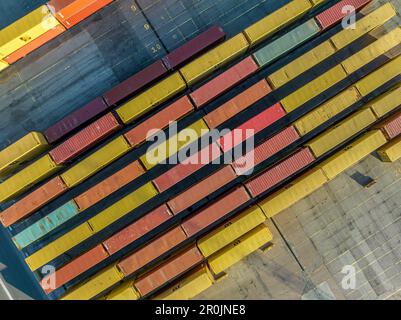 Luftaufnahme roter, orangefarbener, gelber grüner Versandcontainer an einem Hafen Stockfoto