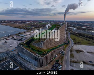 Amager Bakke, auch bekannt als Amager Slope oder Copenhill, eine kombinierte Wärme- und Stromabfallanlage und Erholungsanlage in Ama aus der Vogelperspektive Stockfoto