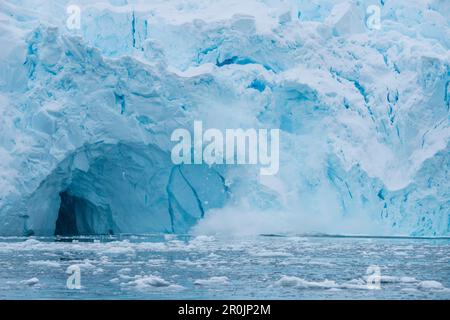 Eisblöcke stürzen ins Meer, Paradise Bay (Paradise Harbor), Danco Coast, Graham Land, Antarktis Stockfoto