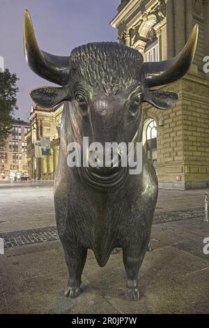 Deutschland, Frankfurt, Bulle vor der Börse, Dämmerung Stockfoto