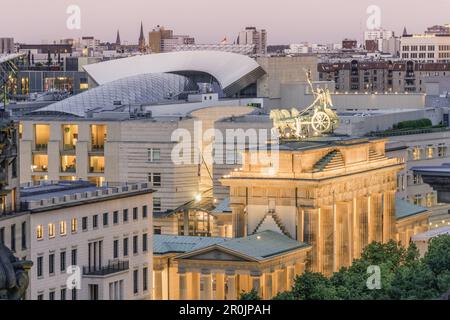 Brandenburger Tor Quadriga Blick vom Reichtstag Kuppel Hintergrund neue amerikanische Botschaft Tiergarten Berlin Stockfoto