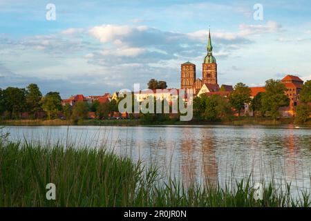 Blick über den Knieperteich auf die Altstadt und die Nikolaikirche, Stralsund, Ostsee, Mecklenburg-Vorpommern, Deutschland Stockfoto