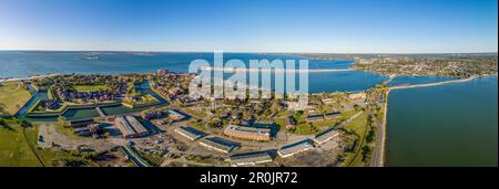 Aus der Vogelperspektive bietet sich das sternförmige Fort Fort Fort Monroe zum Schutz von Norfolk, umgeben von einem Wassergraben Stockfoto