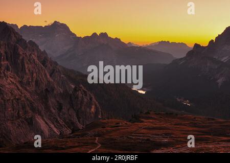Bergketten und Gipfel von Cadini di Misurina nach Sonnenuntergang mit Mond, Val Pusteria Valley, Sesto, Dolomiten, Südtirol, Veneto, Südtirol, Drei Stockfoto