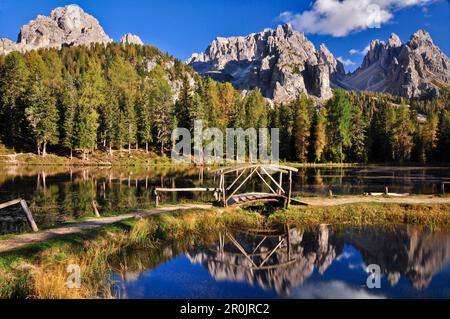 Lago Antorno im Herbst, Spiegel von Cadini di Misurina, Belluno, Veneto, Südtirol, Südtirol, Südtirol, UNESCO-Weltkulturerbe, Italien, europäisch Stockfoto