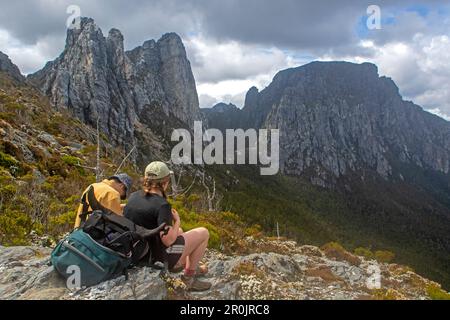 Wanderer, die sich auf dem Weg zum Frenchmans Cap ausruhen und Sharlands Peak, Barron Pass und Philps Peak besuchen Stockfoto