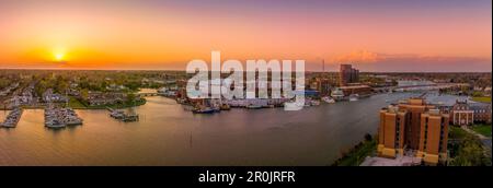 Atemberaubender farbenfroher Sonnenuntergang über Hampton Virginia mit Blick auf den Hafen und das Air Science Center Stockfoto