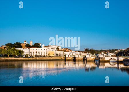 Blick über Rio Gilao in Richtung Altstadt und Römerbrücke, Tavira, Algarve, Portugal Stockfoto