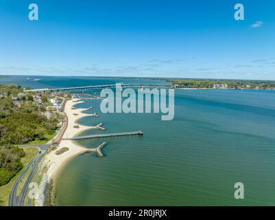 Coleman Memorial Bridge verbindet Yorktown Virginia und Glouchester Point über den York River Stockfoto