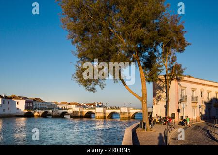 Römische Brücke (Ponte Romana) über Rio Gilao, Tavira, Algarve, Portugal Stockfoto