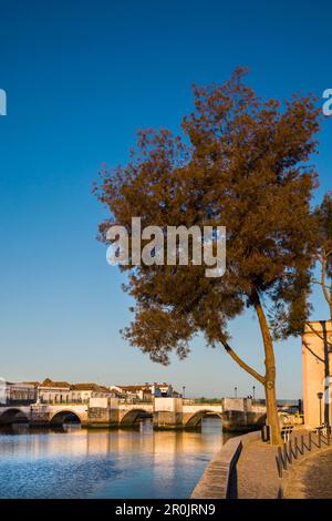 Römische Brücke (Ponte Romana) über Rio Gilao, Tavira, Algarve, Portugal Stockfoto