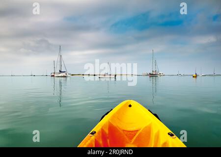 Kajaktour, Blick vom Kajak auf Boote in der Lagune, Parque Natural da Ria Formosa, Faro, Algarve, Portugal Stockfoto