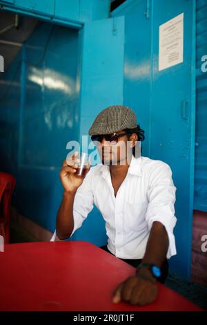 Künstler und Kunstlehrer Suresh Kumar trinken Tee im besten Restaurant von Hut Bay: Siva Hotel, Hauptstadt von Little Andaman, Andaman Inseln, Union Territ Stockfoto