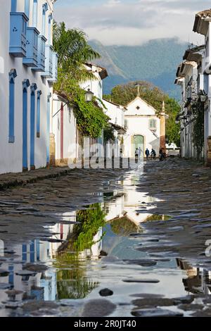 Morgensonne im Regen Rua Samuel Costa, Kirche Iglesia de Nostra Senora do Rosario, historische Altstadt, Paraty, Costa Verde, Rio de Janeiro, Brazi Stockfoto