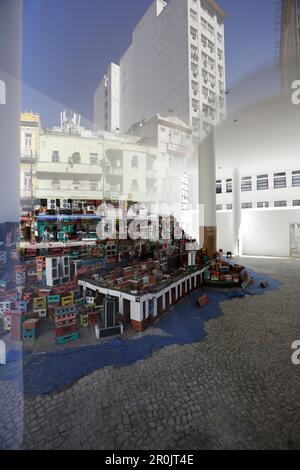 Permanente Installation von bemalten Ziegeln, Darstellung einer Favela, Kunstprojekt der Bewohner der Favela Santa Teresa, Foyer der MAR, Museu Stockfoto