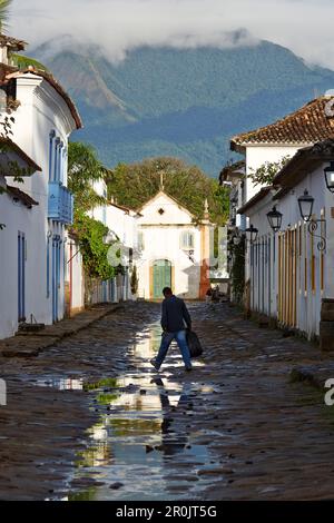 Morgensonne im Regen Rua Samuel Costa, Kirche Iglesia de Nostra Senora do Rosario, historische Altstadt, Paraty, Costa Verde, Rio de Janeiro, Brazi Stockfoto