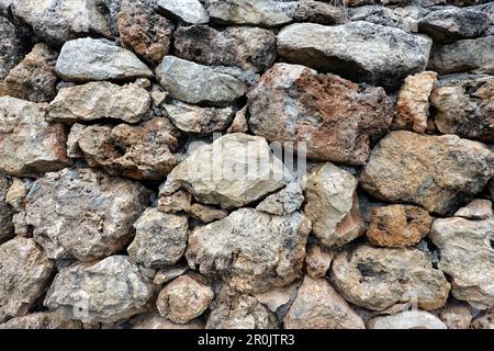 Alte Steinarbeiten aus alten Natursteinen als Vorderansicht im Hintergrund Stockfoto