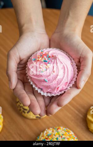 Exquisites traditionelles Gourmet-Dessert in der Hand einer Person, typisch lateinamerikanische Küche im Studio, Süßigkeiten wie Tapete, Texturen Stockfoto